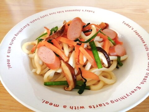 人参とウインナーと椎茸とニラの焼きうどん